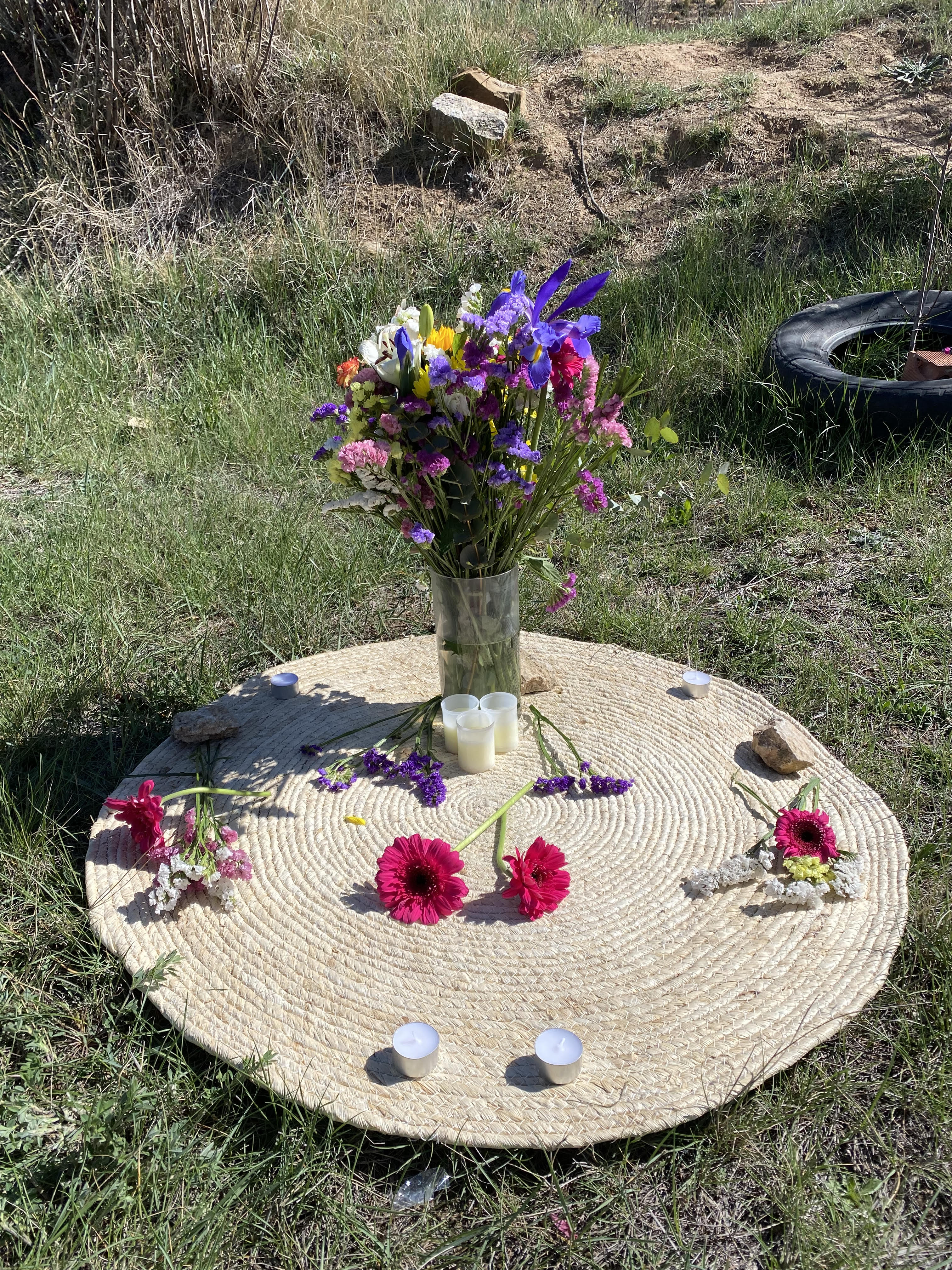 Un recipiente con flores presentado como un ritual